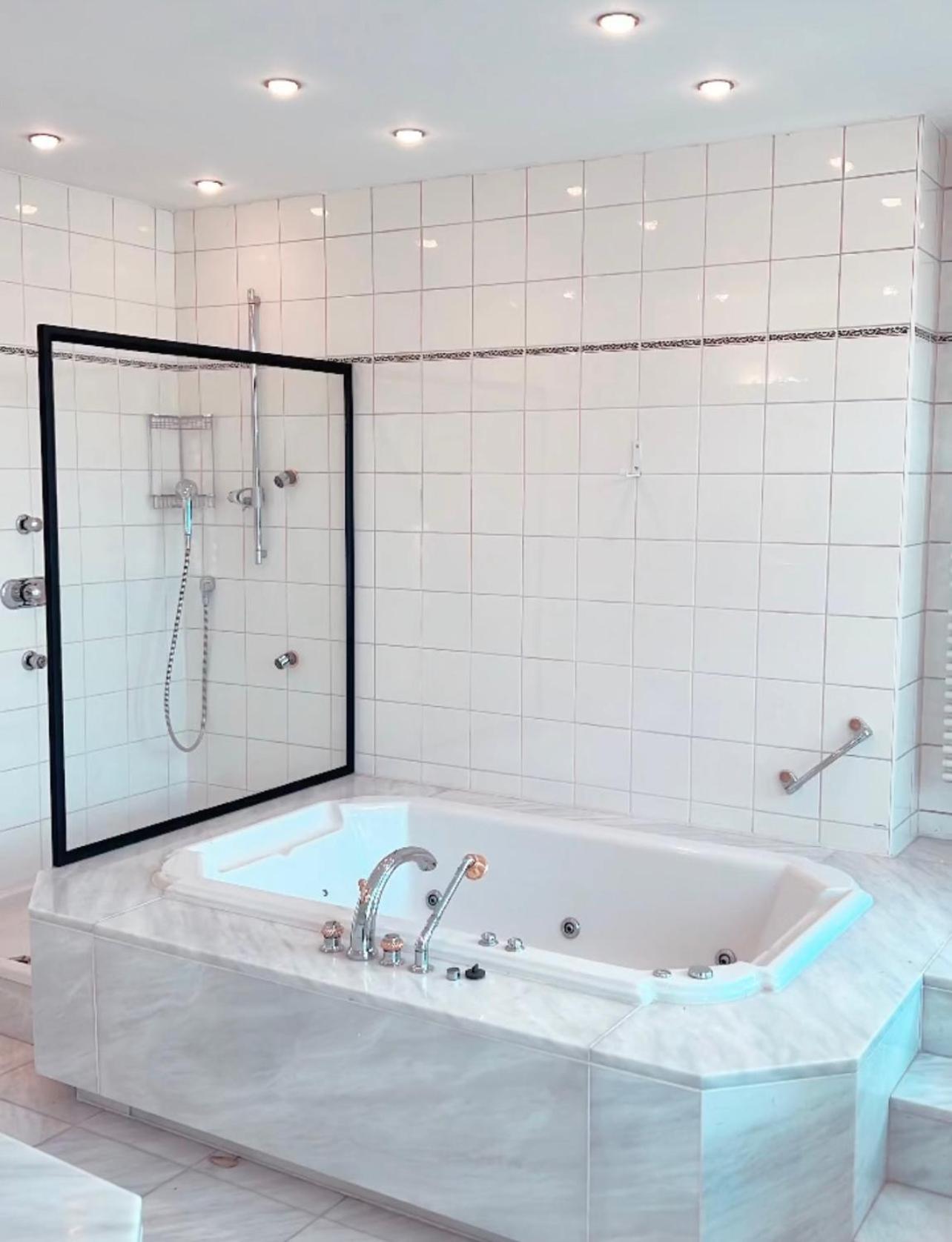 Le Faubourg Suites アントウェルペン エクステリア 写真